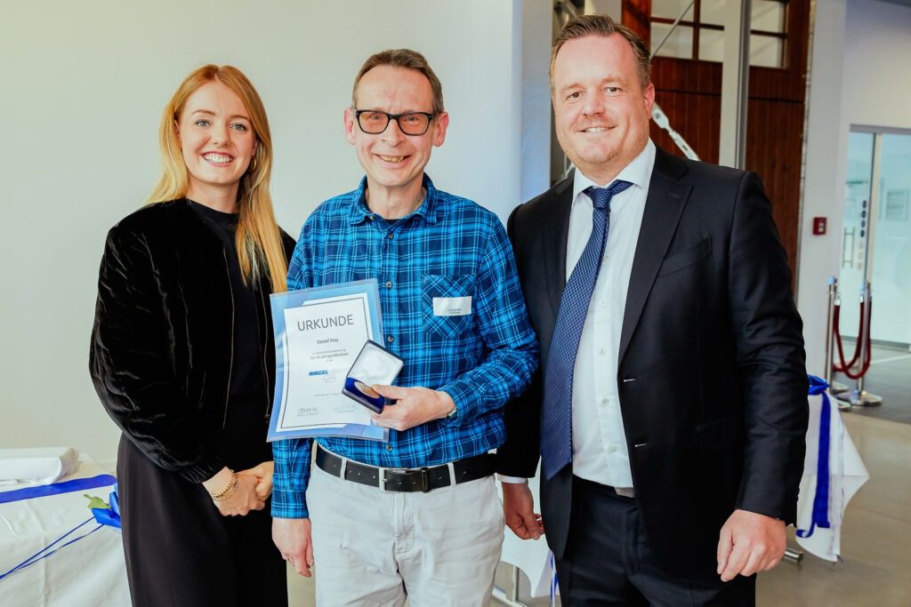 Beatrice Mentis (l.) and Tobias Nagel (r.) hosted an anniversary celebration and congratulated Detlef May on his 45 years with the company