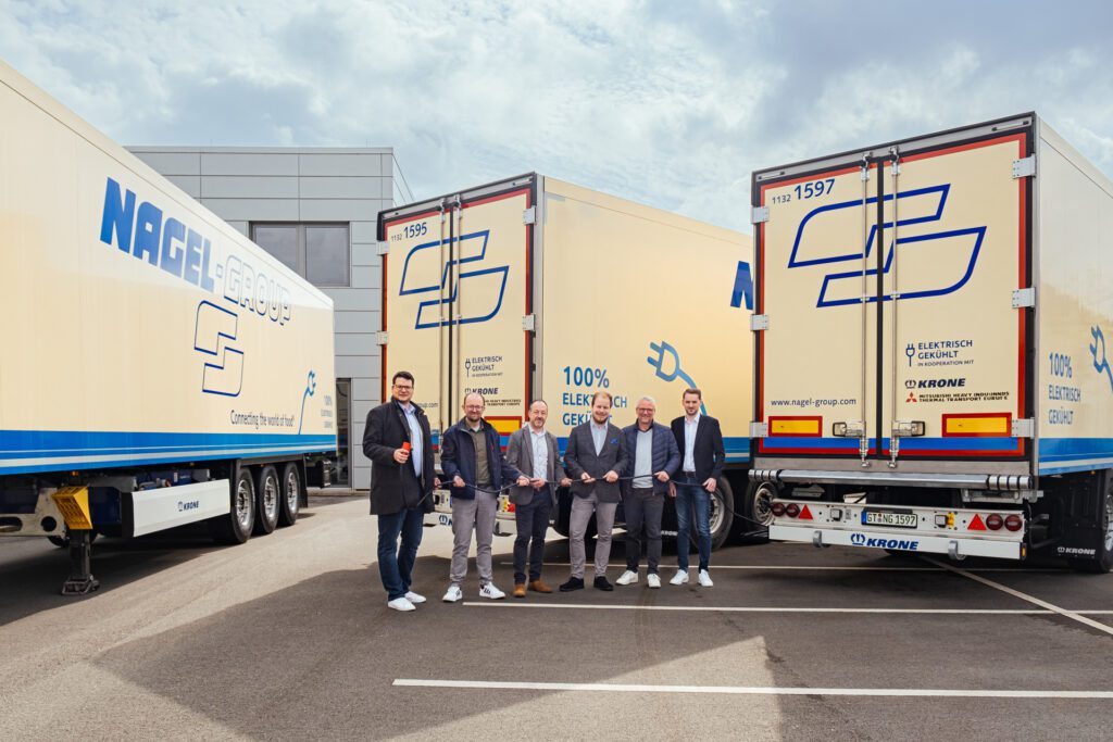 Nagel-Group: E-Trailer Übergabe; Nicolas Luchtefeld, Bastian Seidel (beide Fleet Management Nagel-Group), Thomas Blacha (Key Account Mitsubishi Heavy Industries Thermal Transport Europe), Hannes Cerny (Key Account Fahrzeugwerk Bernard Krone), Dirk Lückingsmeier (Head of Fleet Management Nagel-Group), Willi Langlets (Key Account Fahrzeugwerk Bernard Krone)